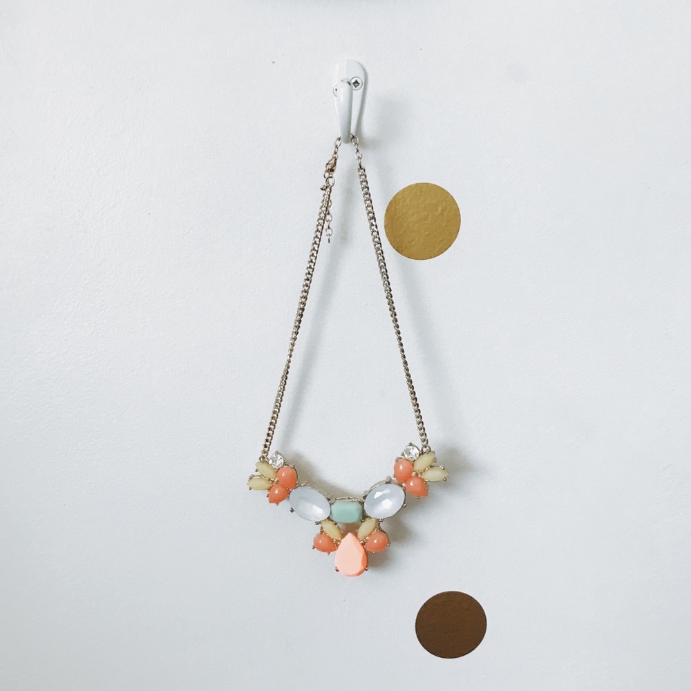 Colorful accent necklace